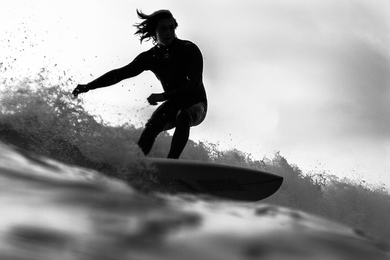 Surfer realizando un giro con su tabla