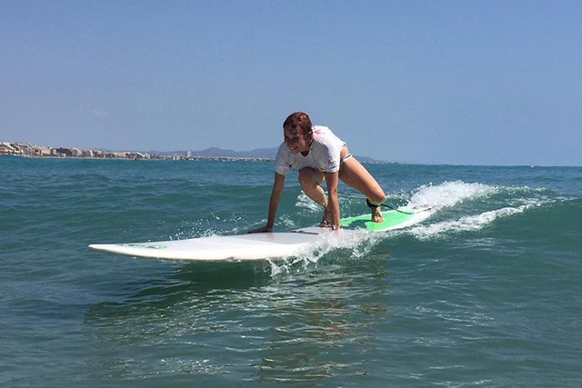 Chicha realizando un "take off" en una tabla de surf