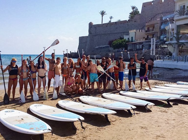 Grupo de personas preparadas para practicar paddle surf.